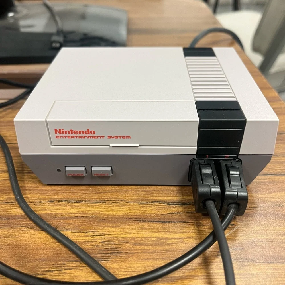 Nintendo entertainment system classic edition: controller and The Edge joystick
